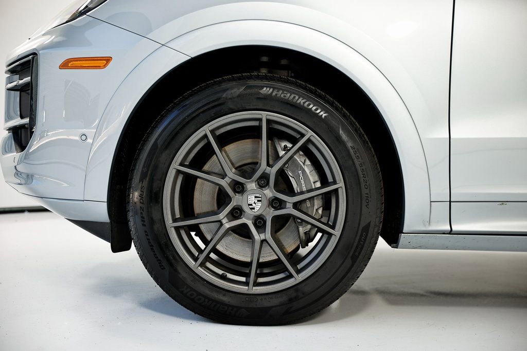 Certified 2025 Porsche Cayenne AWD/4WD image 13