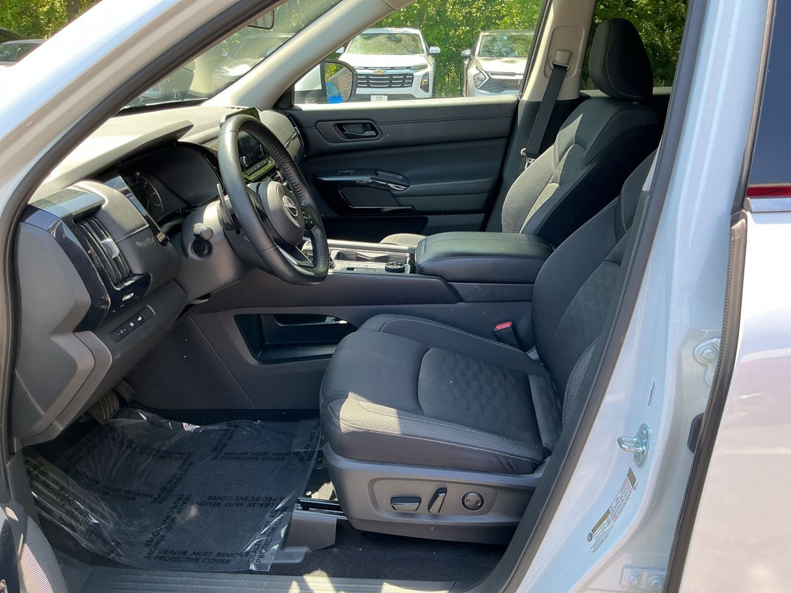 Used 2025 Nissan Pathfinder SV AWD/4WD image 23