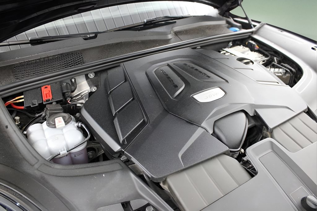 Used 2023 Porsche Cayenne AWD/4WD image 36