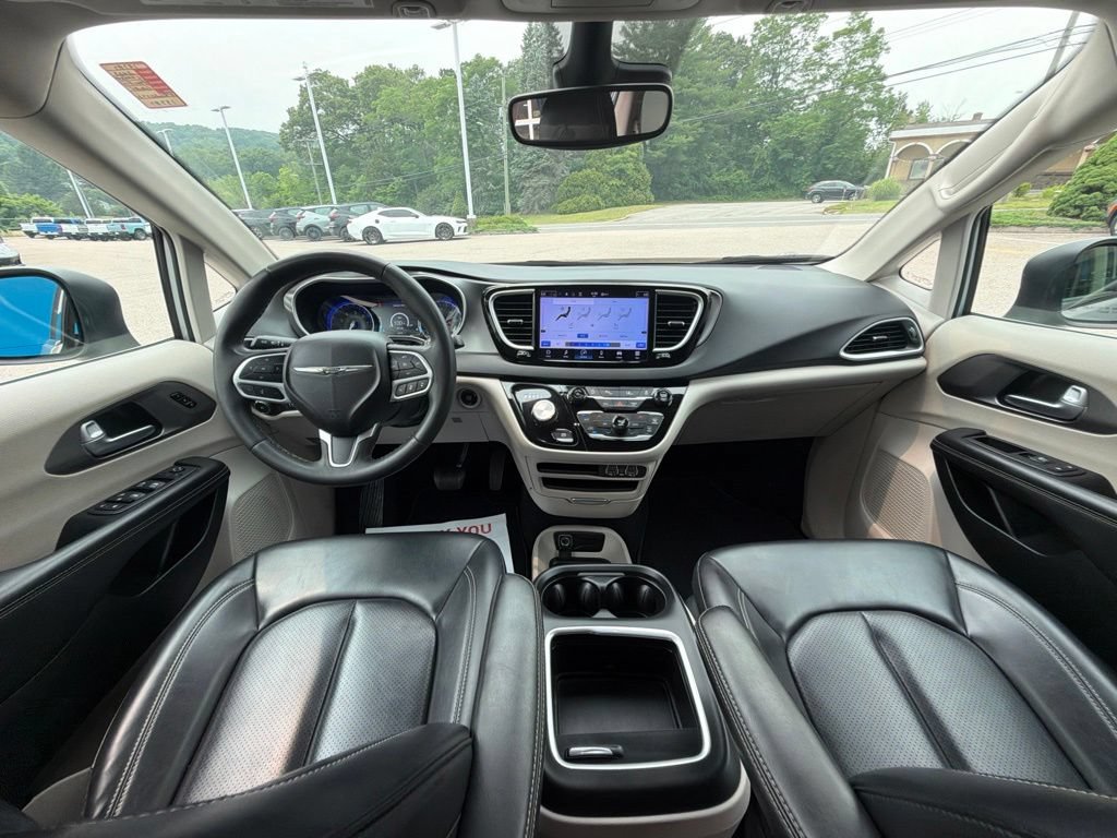 Used 2023 Chrysler Pacifica Touring-L FWD image 17