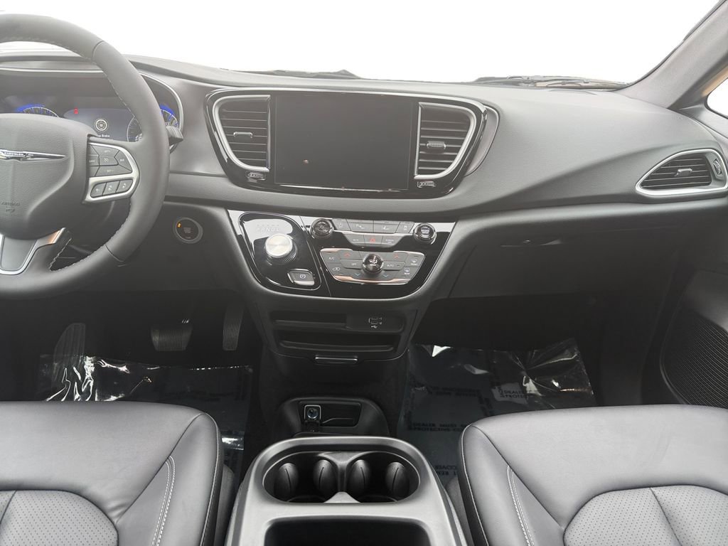 Used 2026 Chrysler Pacifica Select image 11