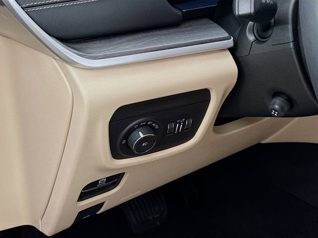 Used 2023 Jeep Grand Cherokee L Limited w/ Luxury Tech Group II image 12