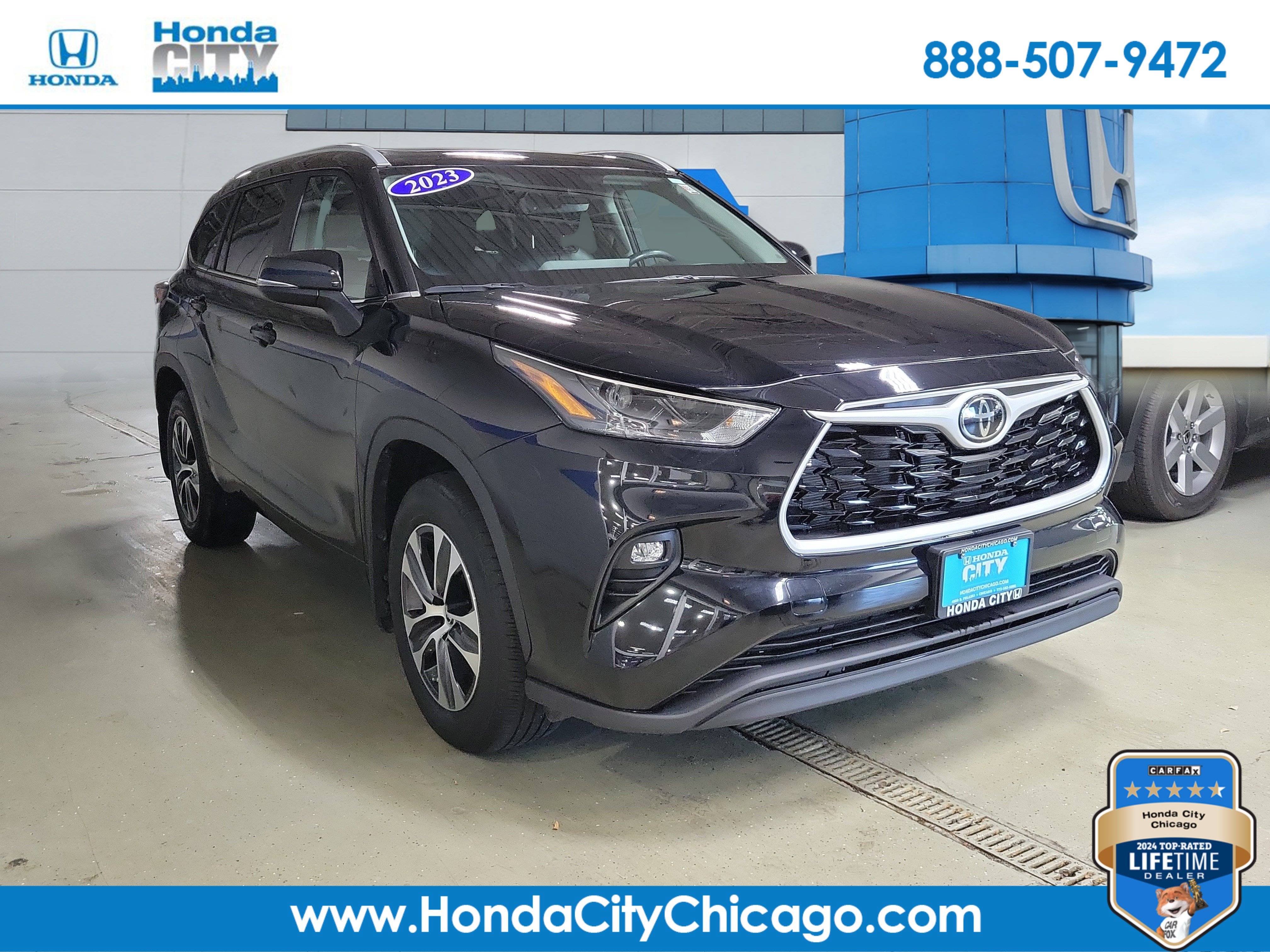 Used 2023 Toyota Highlander XLE AWD/4WD image 1