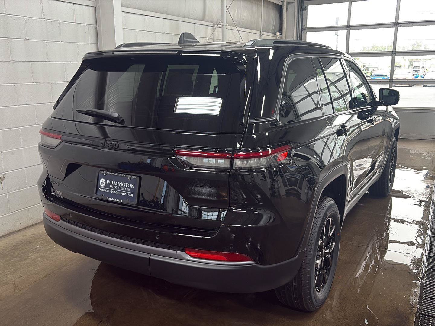 New 2026 Jeep Grand Cherokee Altitude AWD/4WD image 3