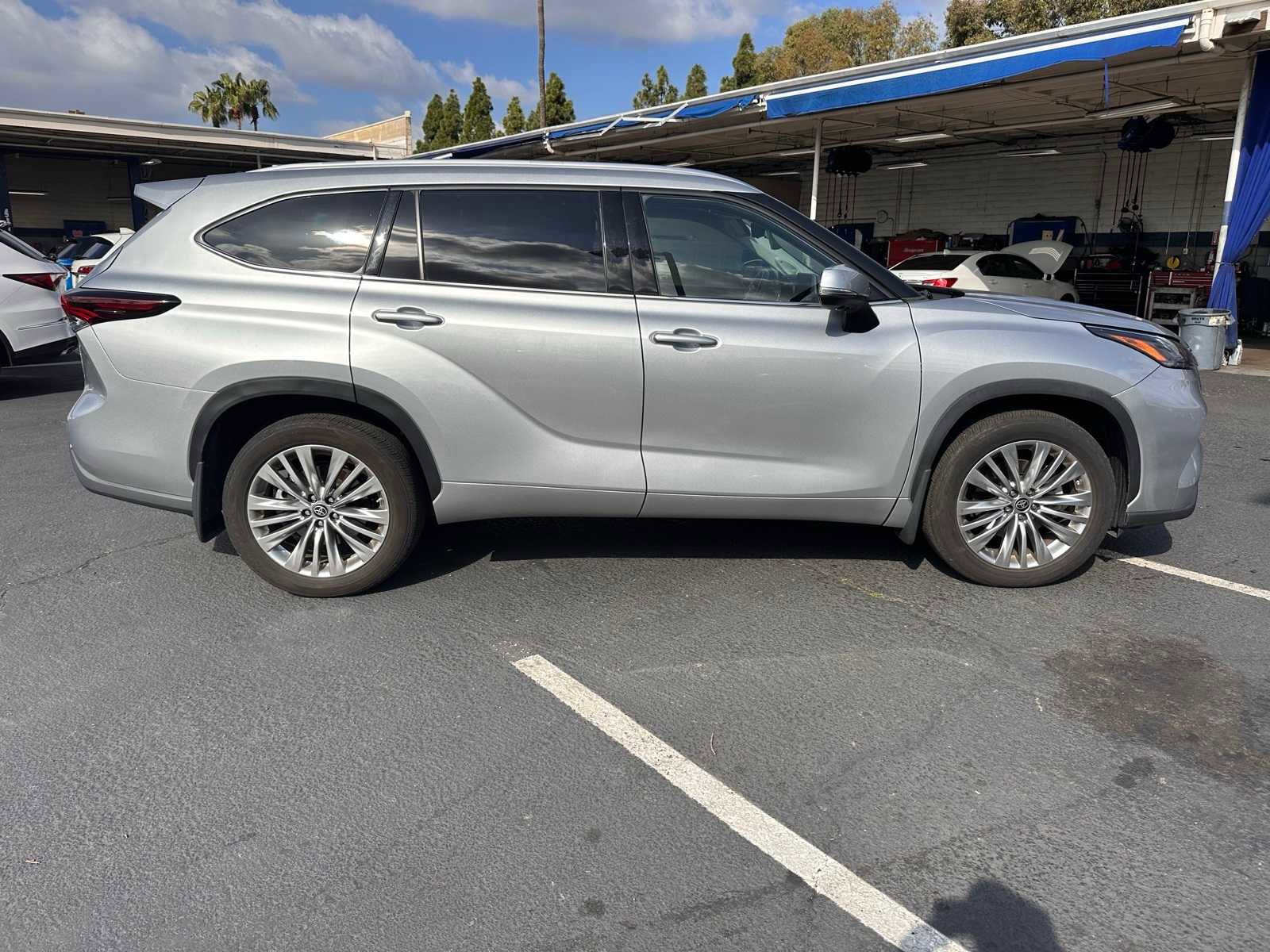 Used 2024 Toyota Highlander Platinum image 6
