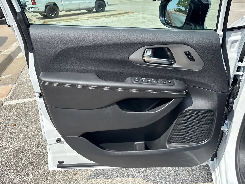 New 2027 Chrysler Pacifica Select FWD image 31