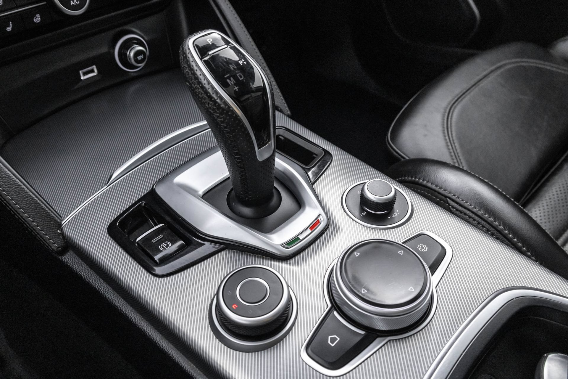 Used 2023 Alfa Romeo Stelvio Veloce AWD/4WD image 32