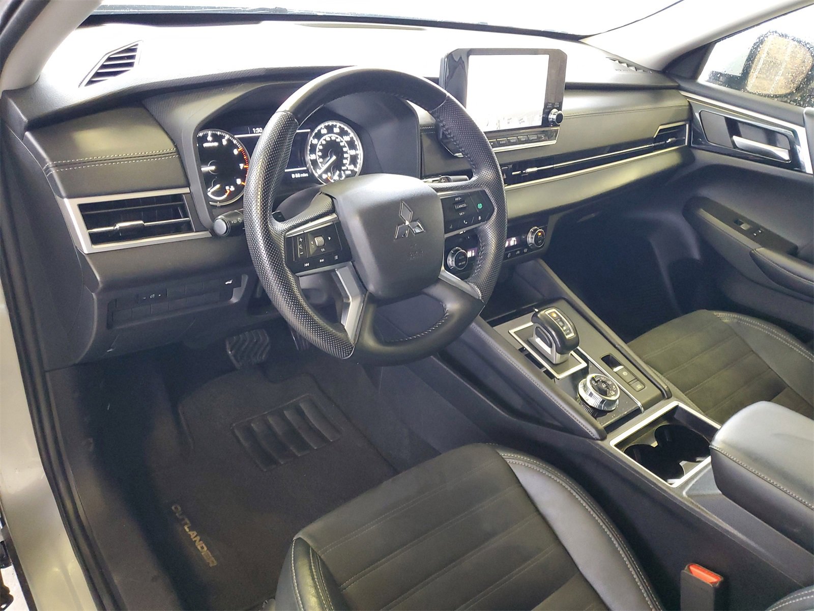 Used 2023 Mitsubishi Outlander SE image 6