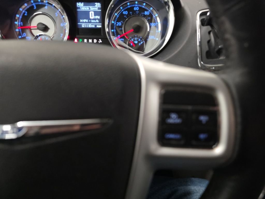 Used 2015 Chrysler Town & Country Touring-L w/ Driver Convenience Group image 17