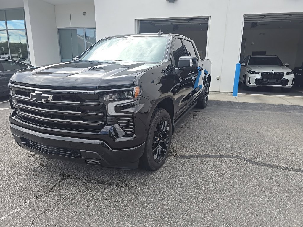 Used 2025 Chevrolet Silverado 1500 High Country w/ High Country Premium Package AWD/4WD image 3