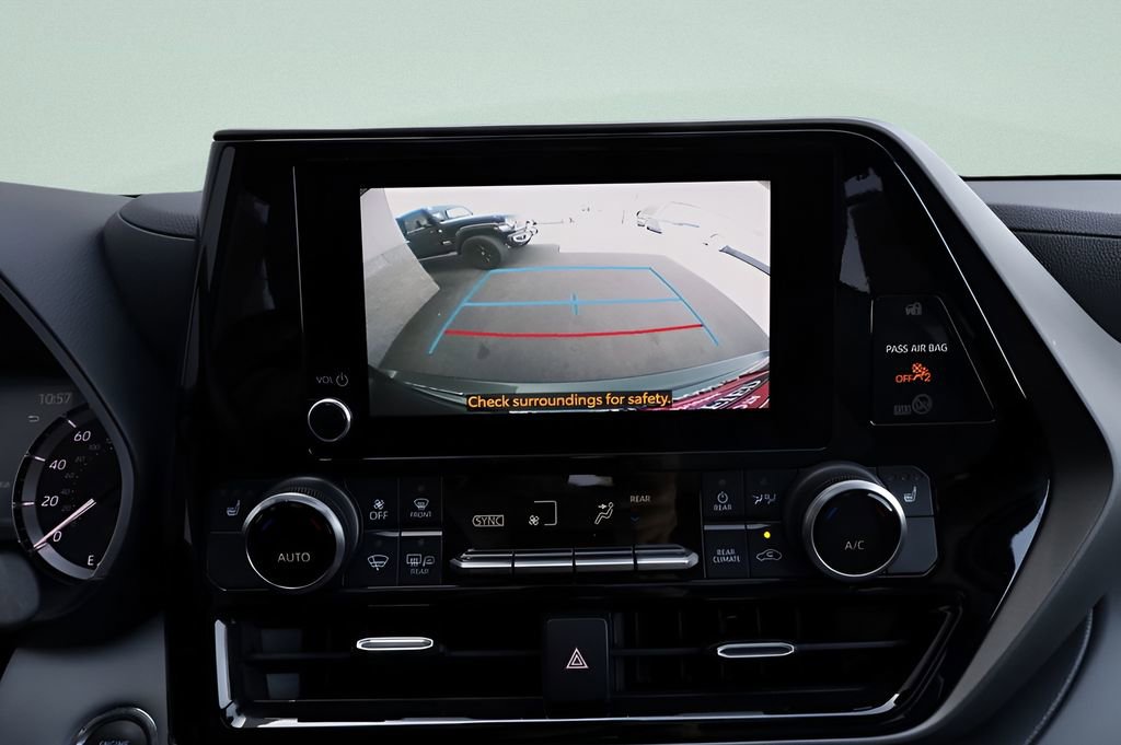 Used 2023 Toyota Highlander XLE AWD/4WD image 40