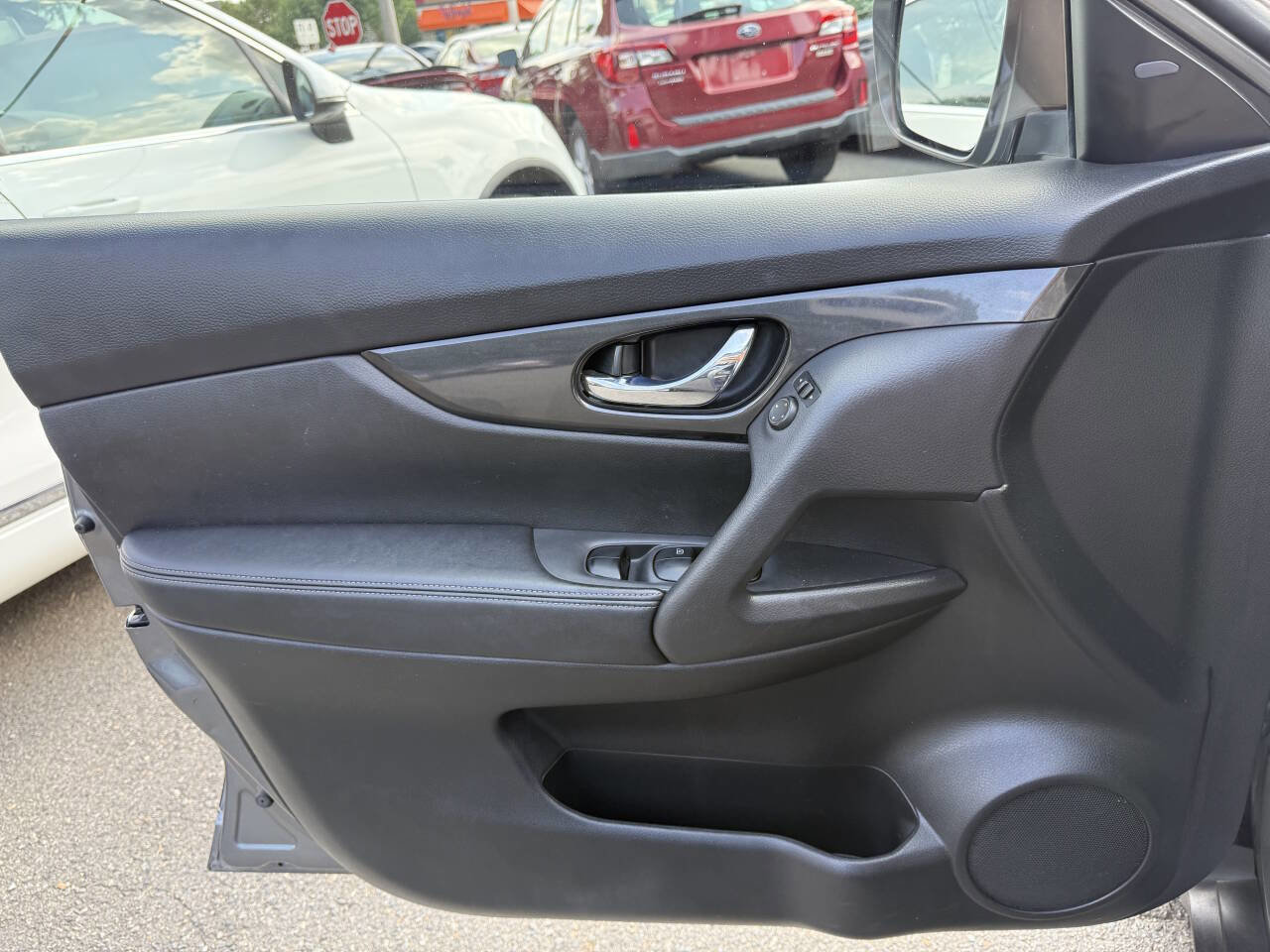 Used 2017 Nissan Rogue SV w/ SV Premium Package image 23