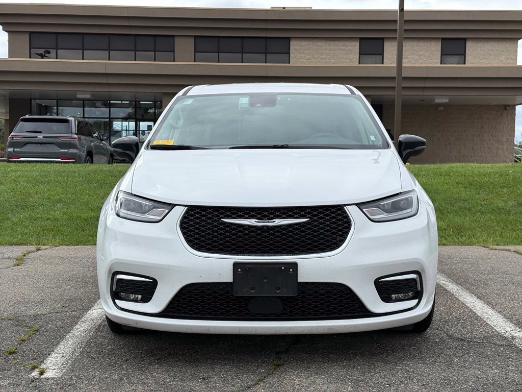 Used 2024 Chrysler Pacifica Touring-L FWD image 7