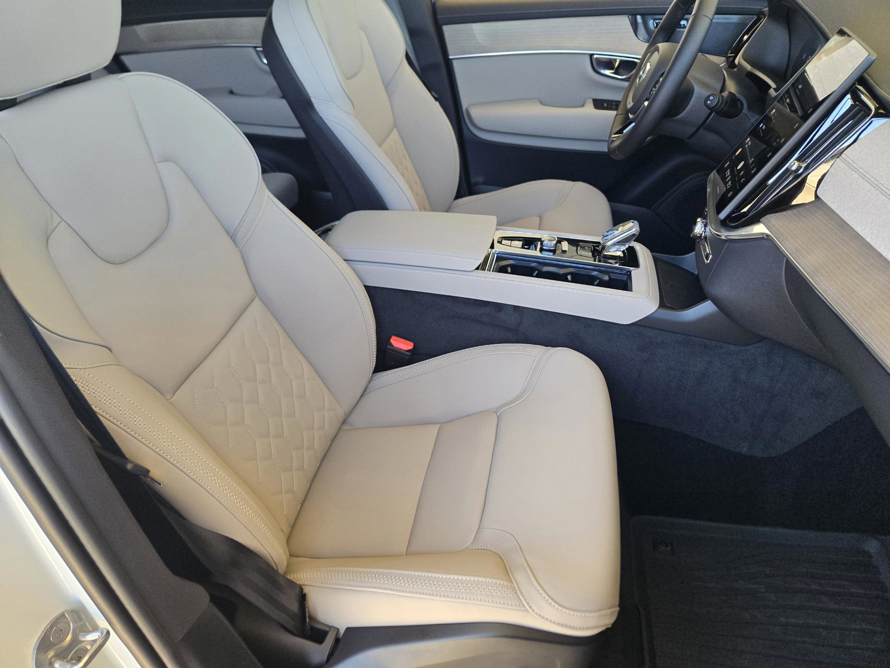 New 2026 Volvo XC90 T8 Plus w/ Protection Package Premier image 18