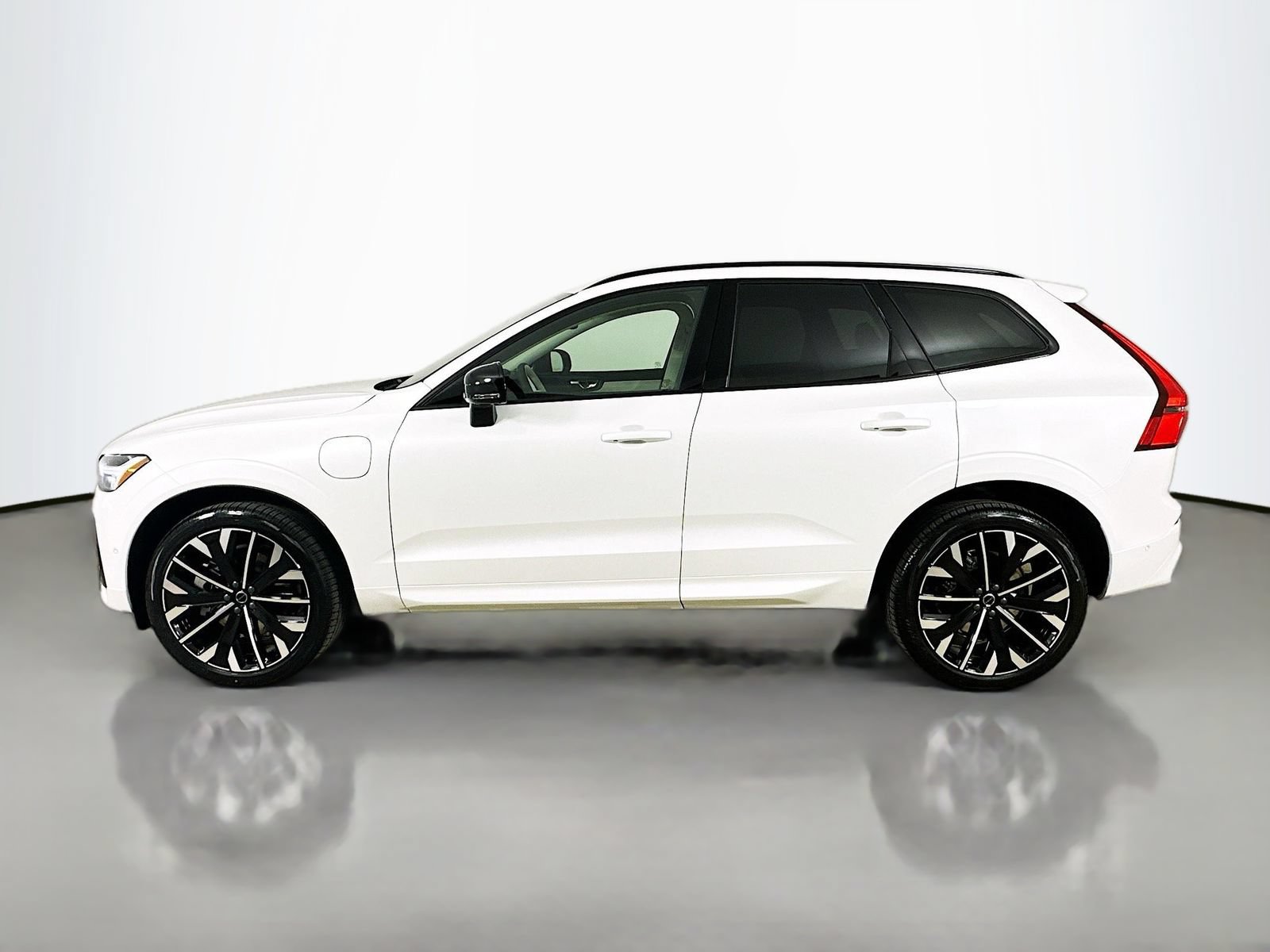 New 2026 Volvo XC60 T8 Ultra w/ Protection Package Premier AWD/4WD image 8