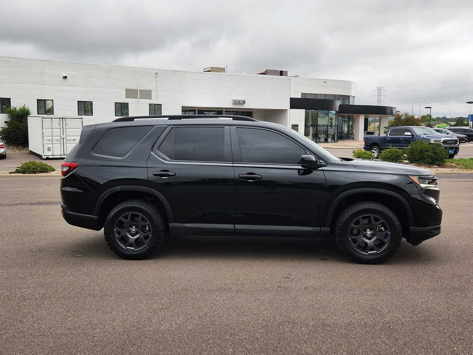 Used 2024 Honda Pilot TrailSport image 2