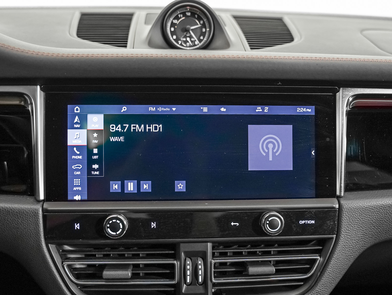 Certified 2022 Porsche Macan S w/ Premium Package Plus image 23