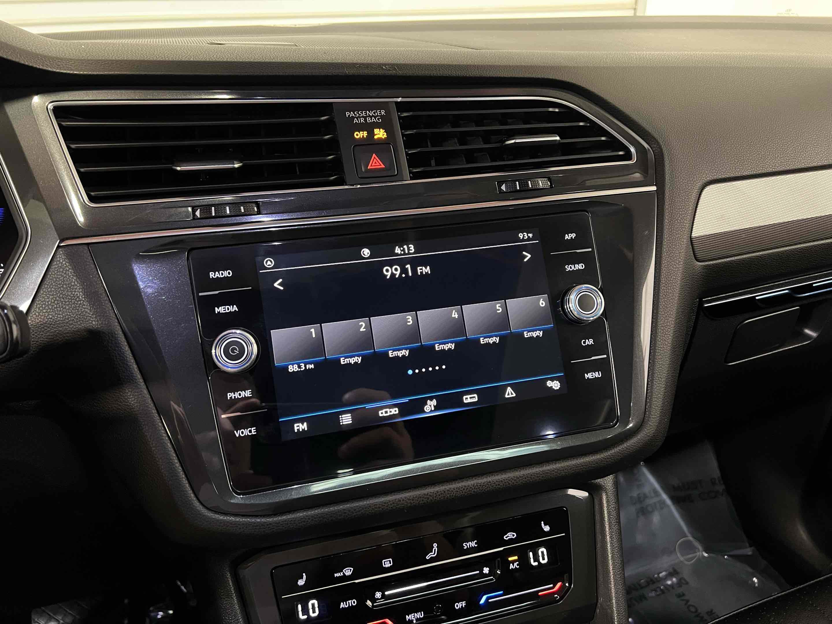 Used 2023 Volkswagen Tiguan SE w/ Panoramic Sunroof Package image 10