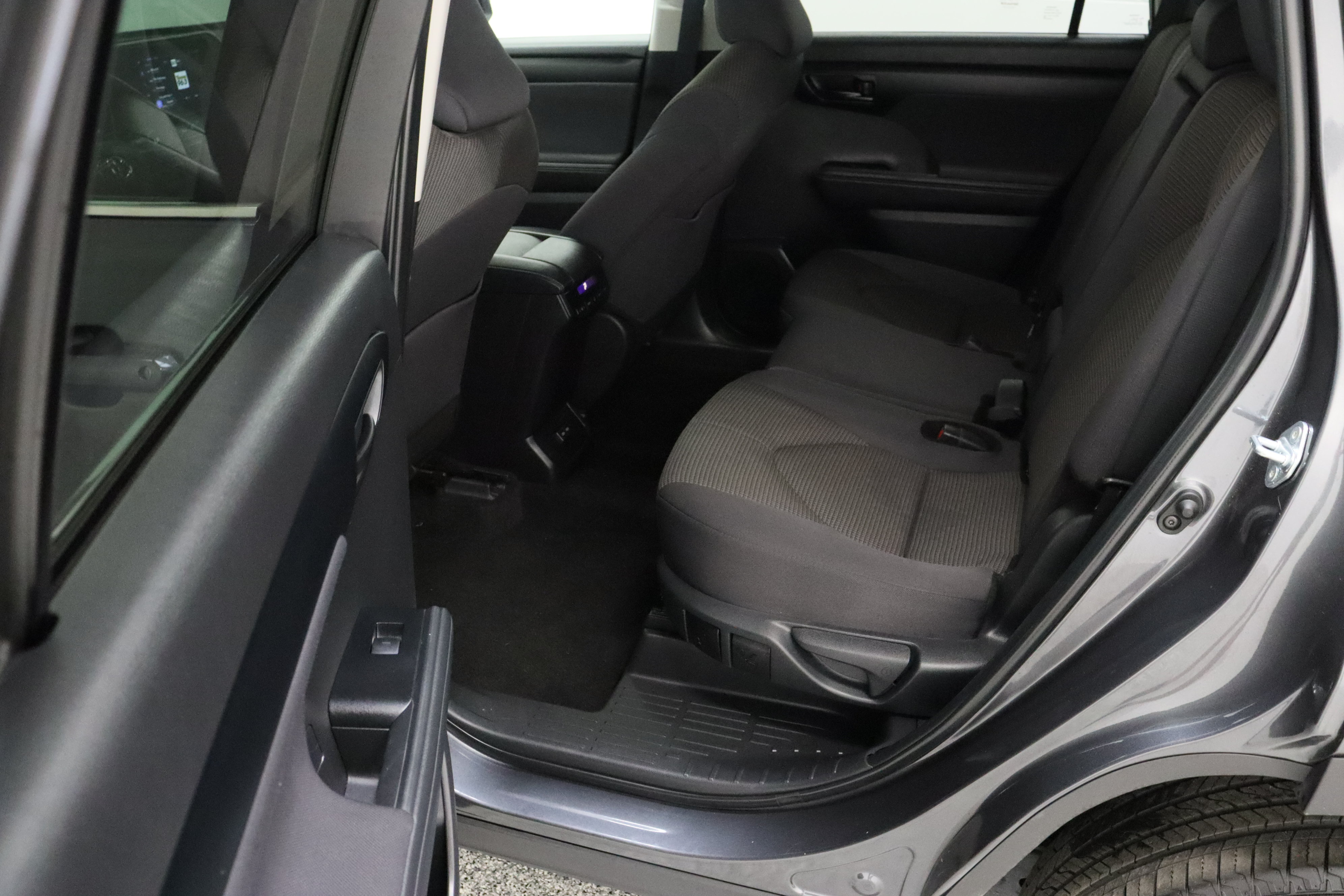 Used 2025 Toyota Highlander LE FWD image 28