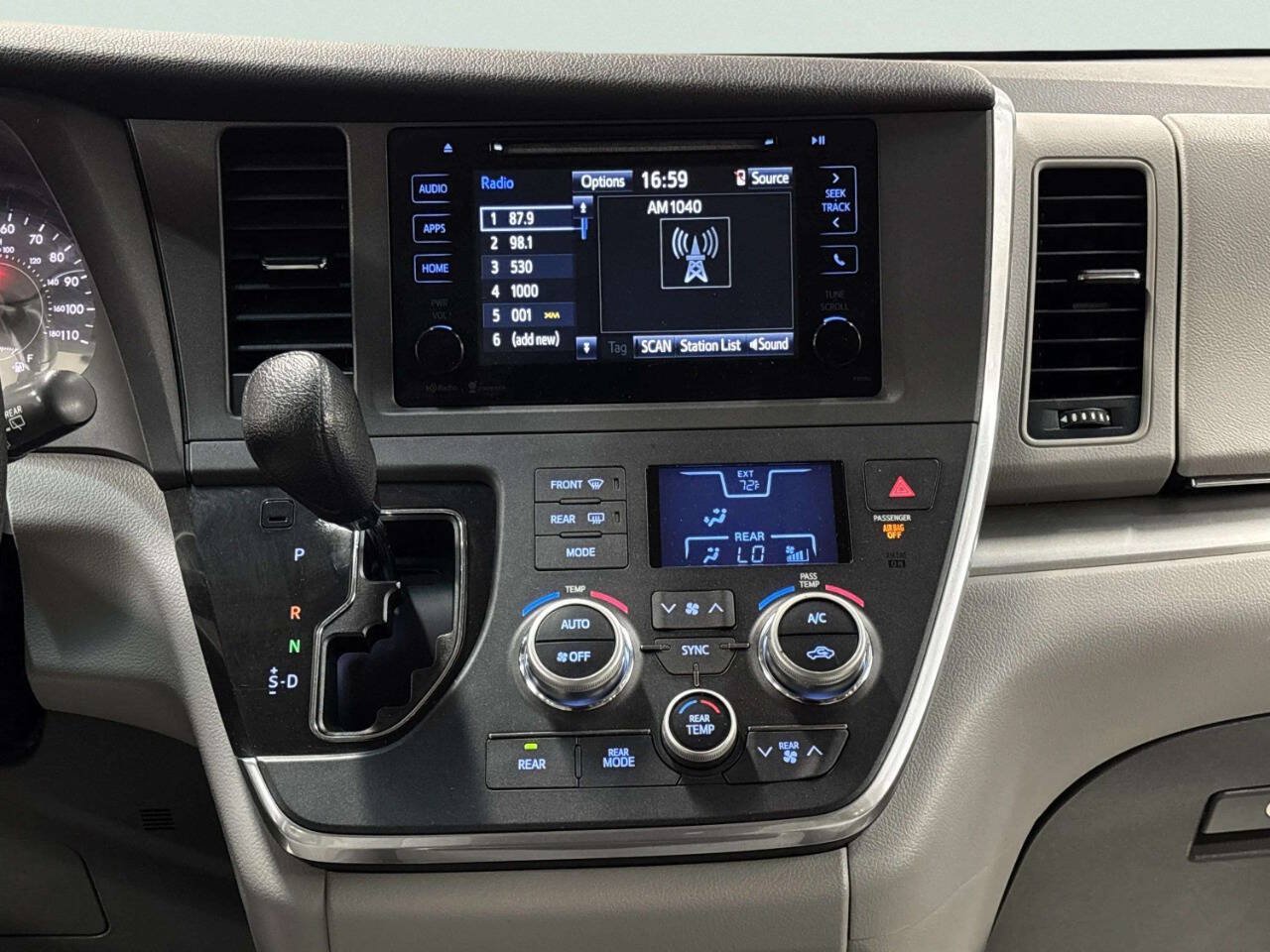 Used 2015 Toyota Sienna LE FWD image 27