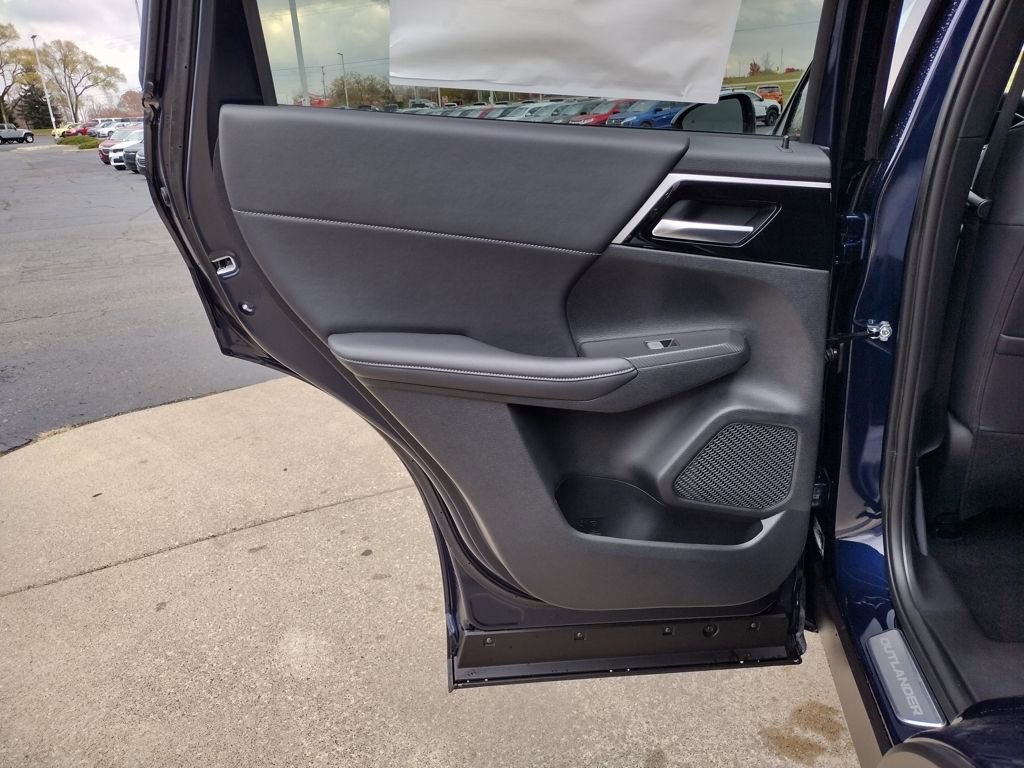 New 2025 Mitsubishi Outlander SE image 31