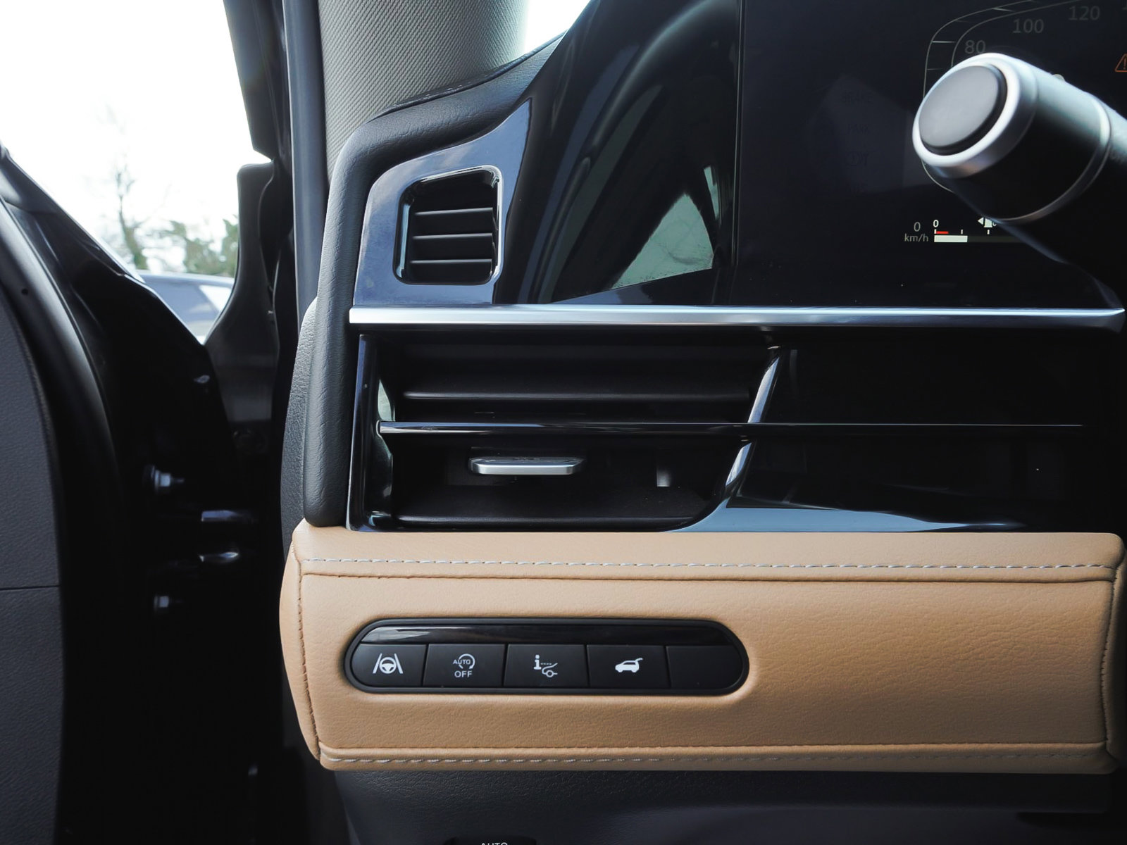 Used 2025 INFINITI QX80 Sensory AWD/4WD image 18