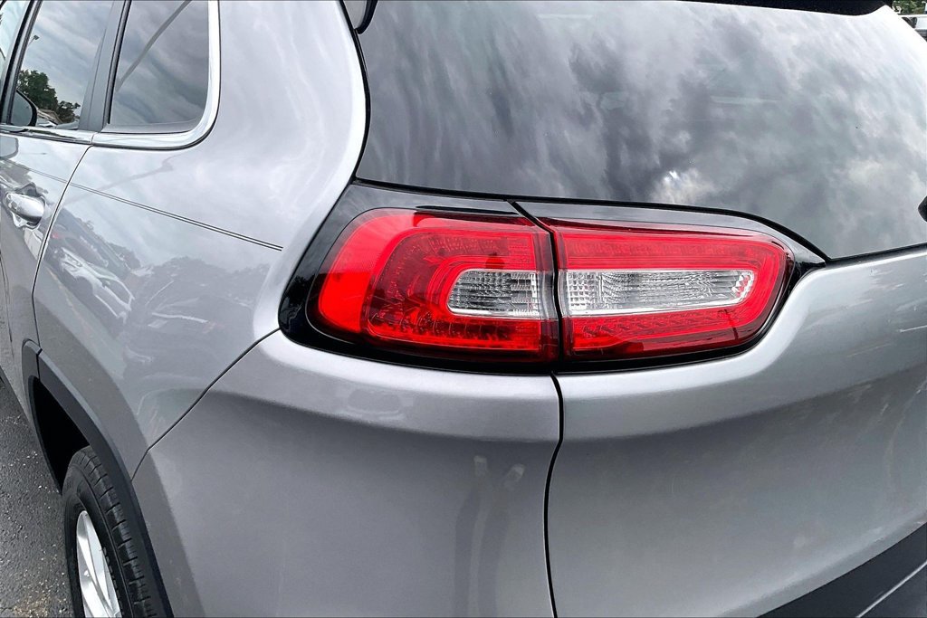 Used 2017 Jeep Cherokee Latitude w/ Safety/Convenience Group FWD image 29