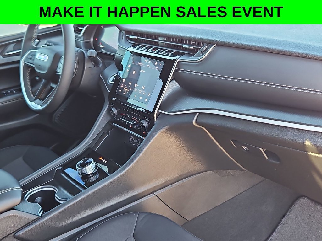 Used 2025 Jeep Grand Cherokee Laredo X RWD image 27