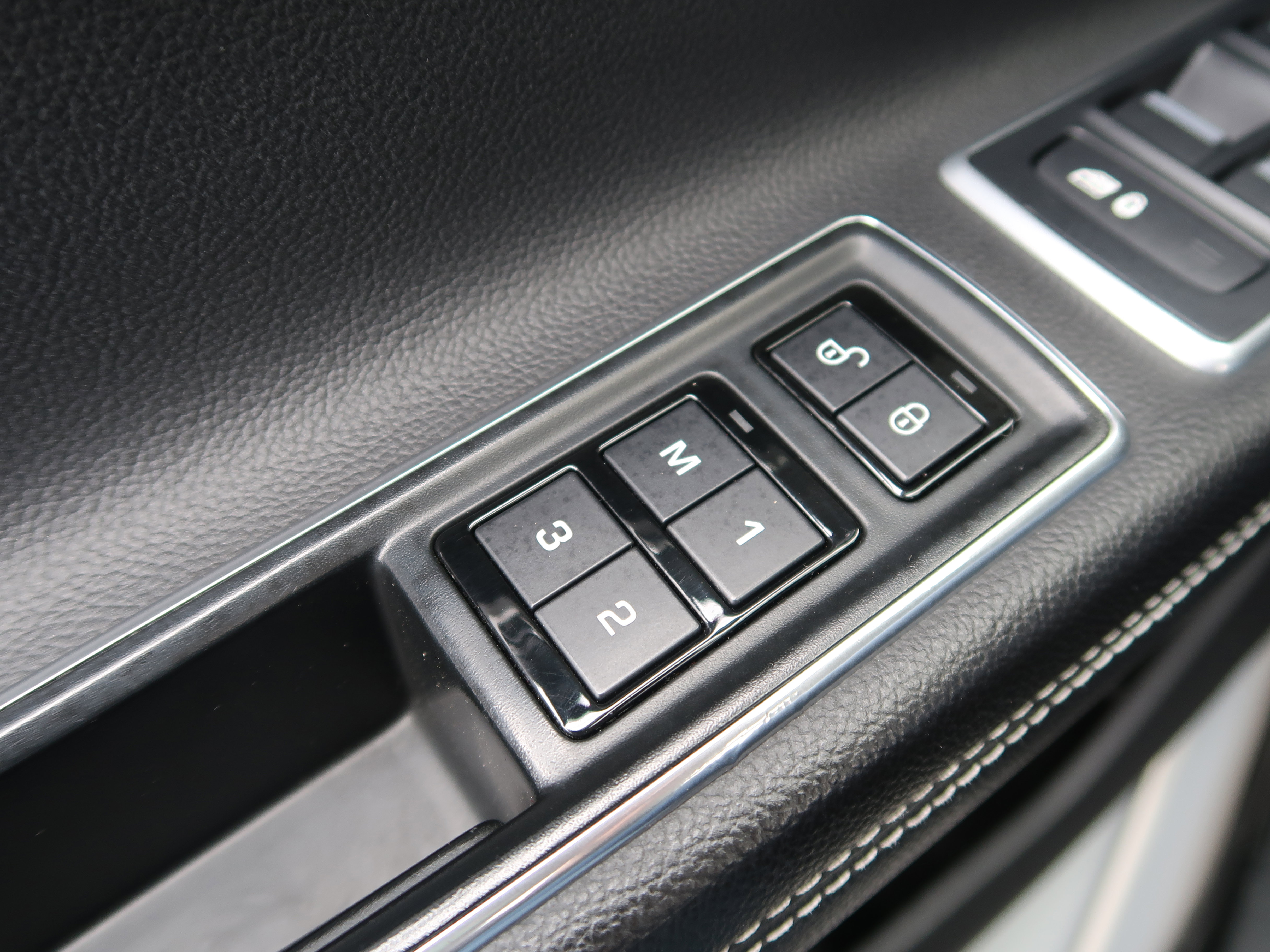 Used 2016 Jaguar XF S RWD image 27
