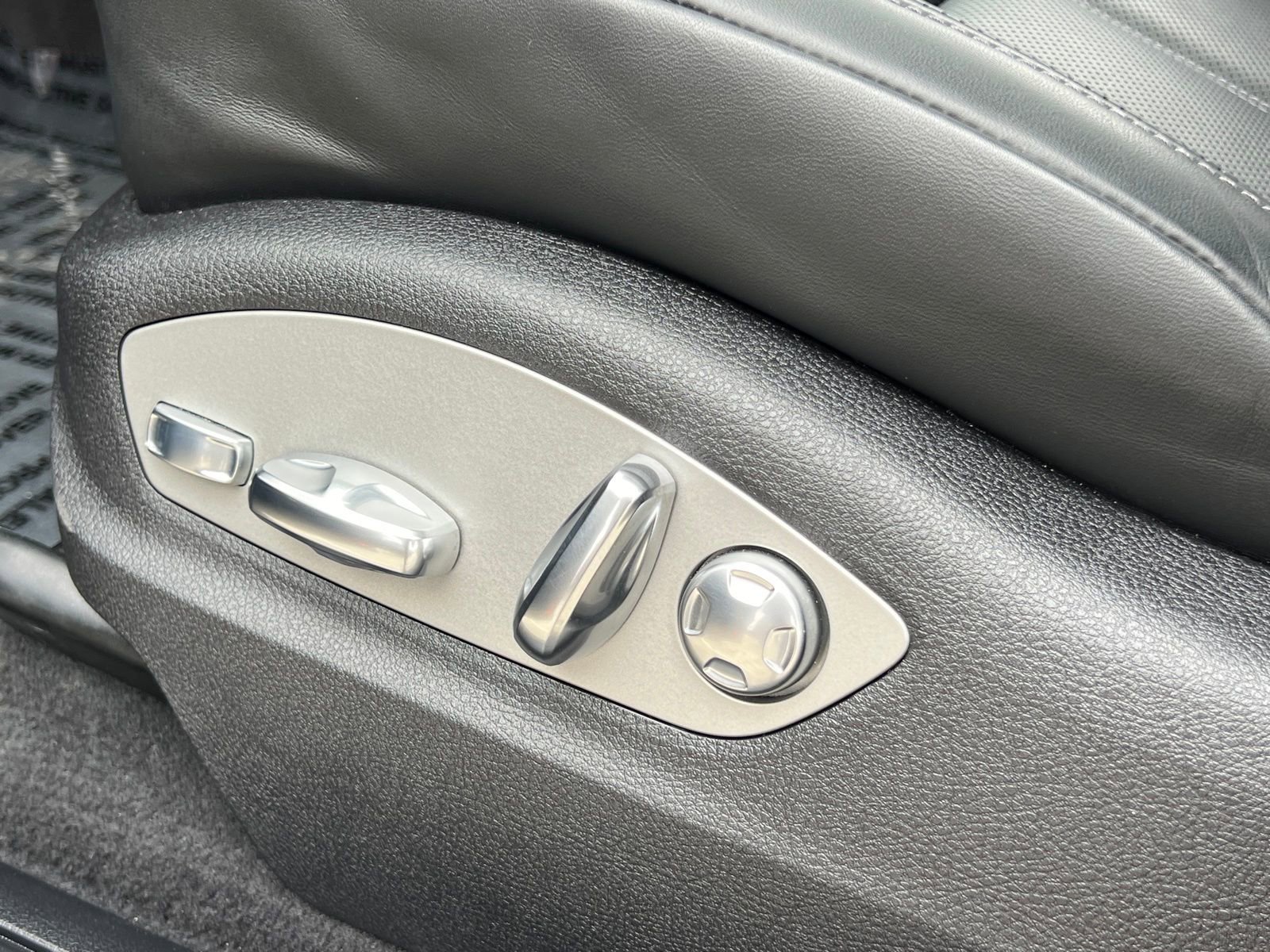 Certified 2025 Porsche Macan image 30