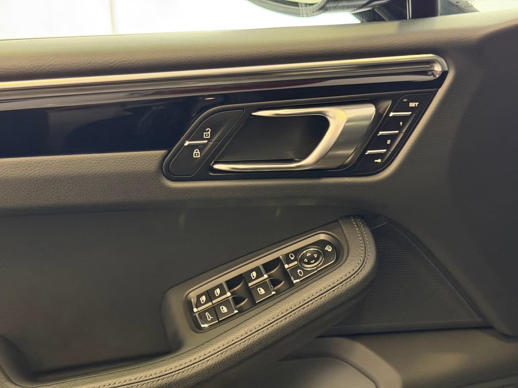 Certified 2026 Porsche Macan AWD/4WD image 14