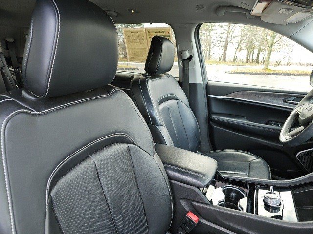 Used 2023 Jeep Grand Cherokee L Limited w/ Luxury Tech Group II image 12