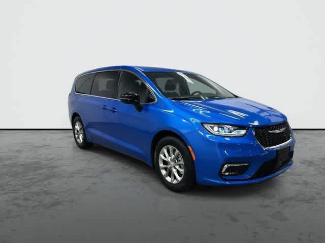 Used 2026 Chrysler Pacifica Limited FWD image 5