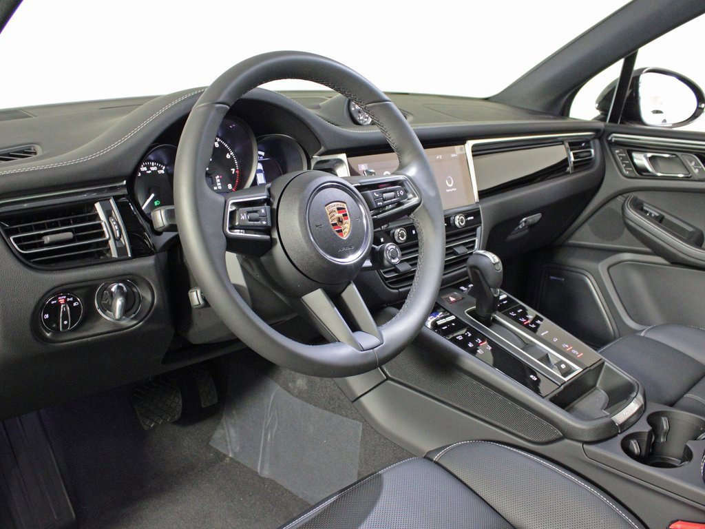 Used 2025 Porsche Macan image 4