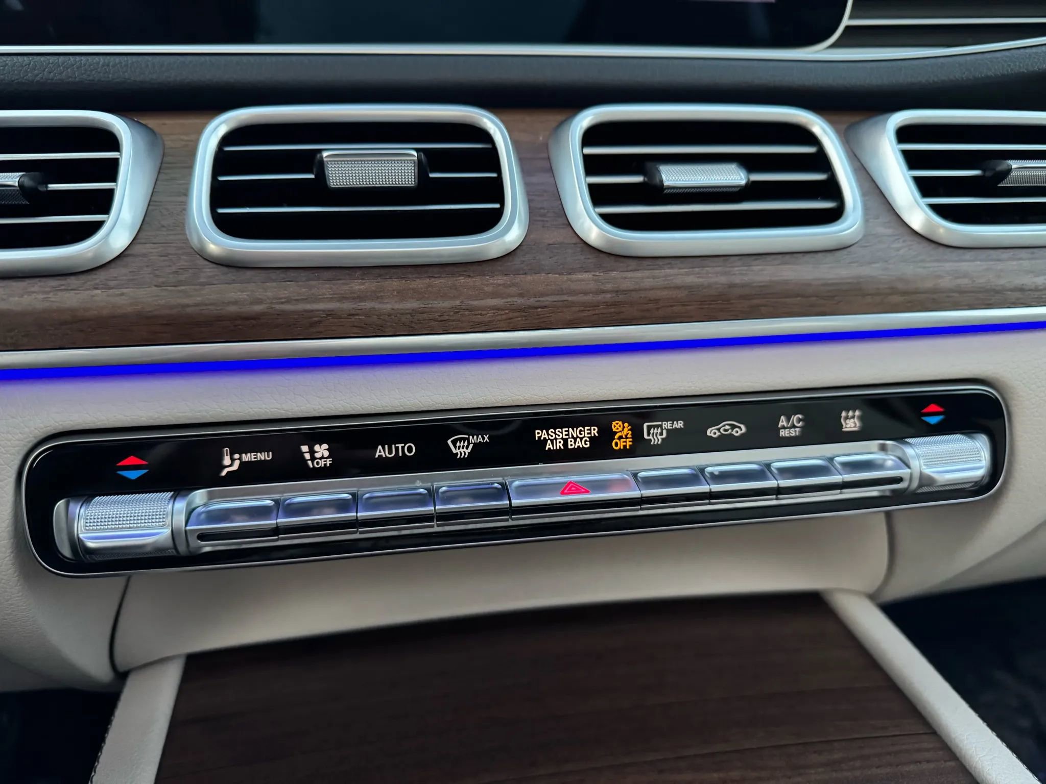 Used 2025 Mercedes-Benz GLE 450e 4MATIC w/ AMG Line Exterior image 39