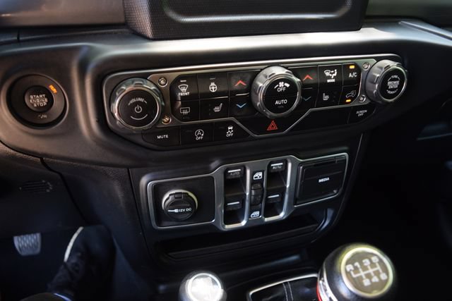 Used 2018 Jeep Wrangler Unlimited Sahara AWD/4WD image 11
