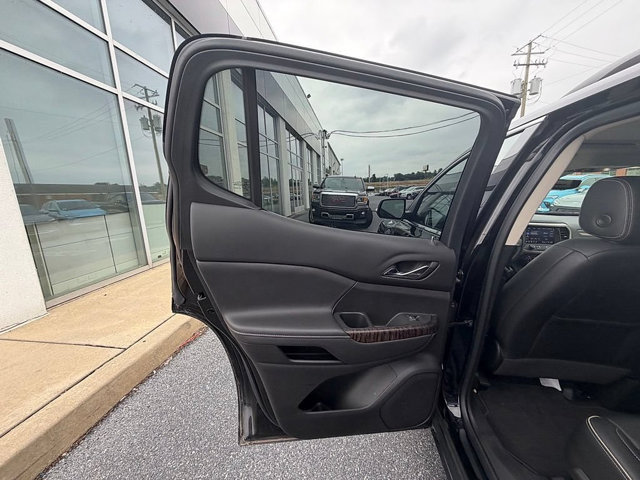 Used 2023 GMC Acadia Denali w/ Denali Technology Package AWD/4WD image 12