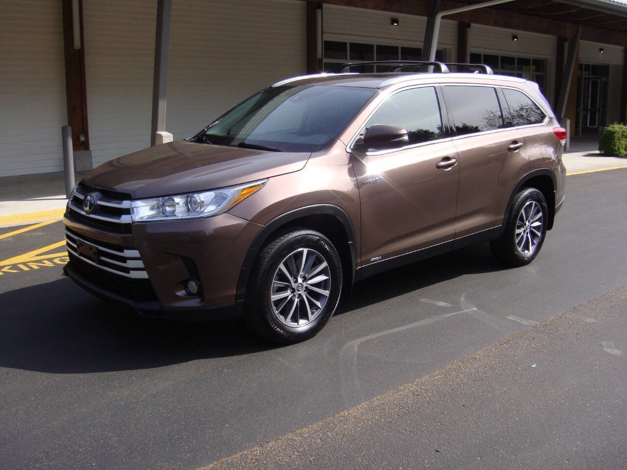 Used 2019 Toyota Highlander XLE AWD/4WD image 2