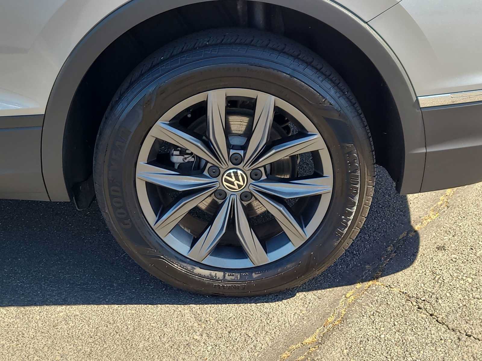 Used 2022 Volkswagen Tiguan SE AWD/4WD image 16