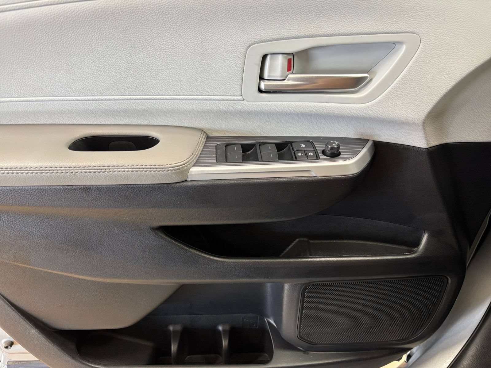 Used 2025 Toyota Sienna XLE FWD image 18