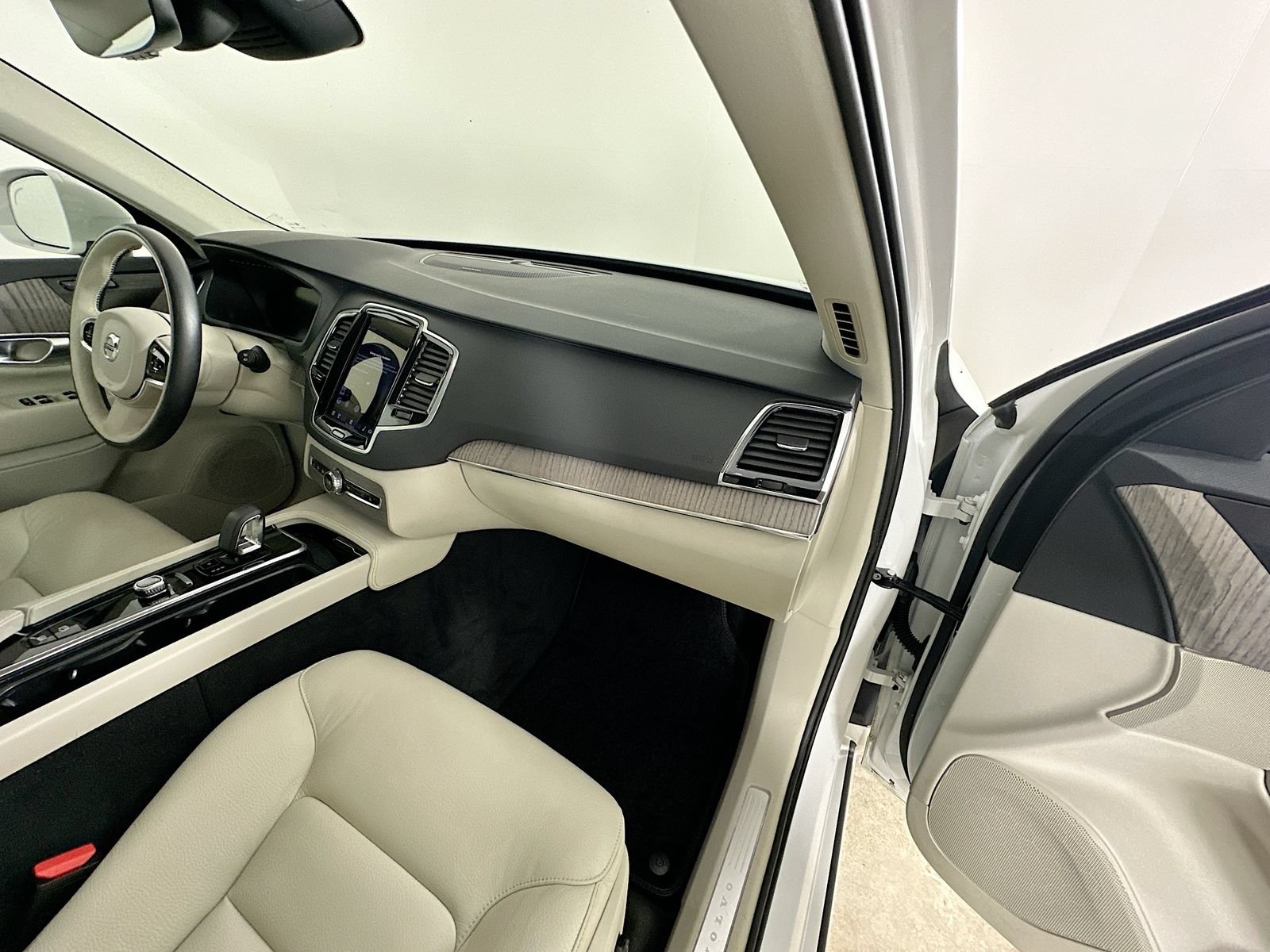 Used 2023 Volvo XC90 B6 Plus w/ Protection Package Premier AWD/4WD image 46