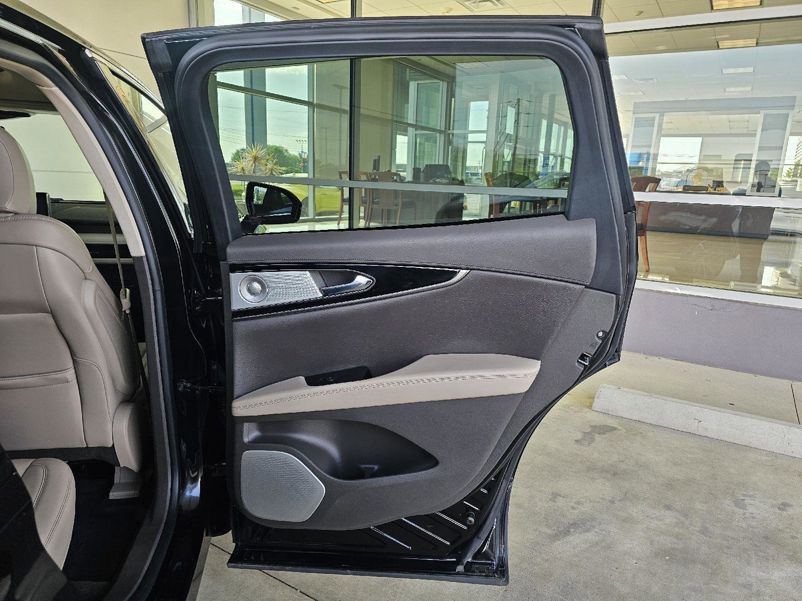 Used 2022 Lincoln Nautilus Reserve w/ Equipment Group 202A AWD/4WD image 13