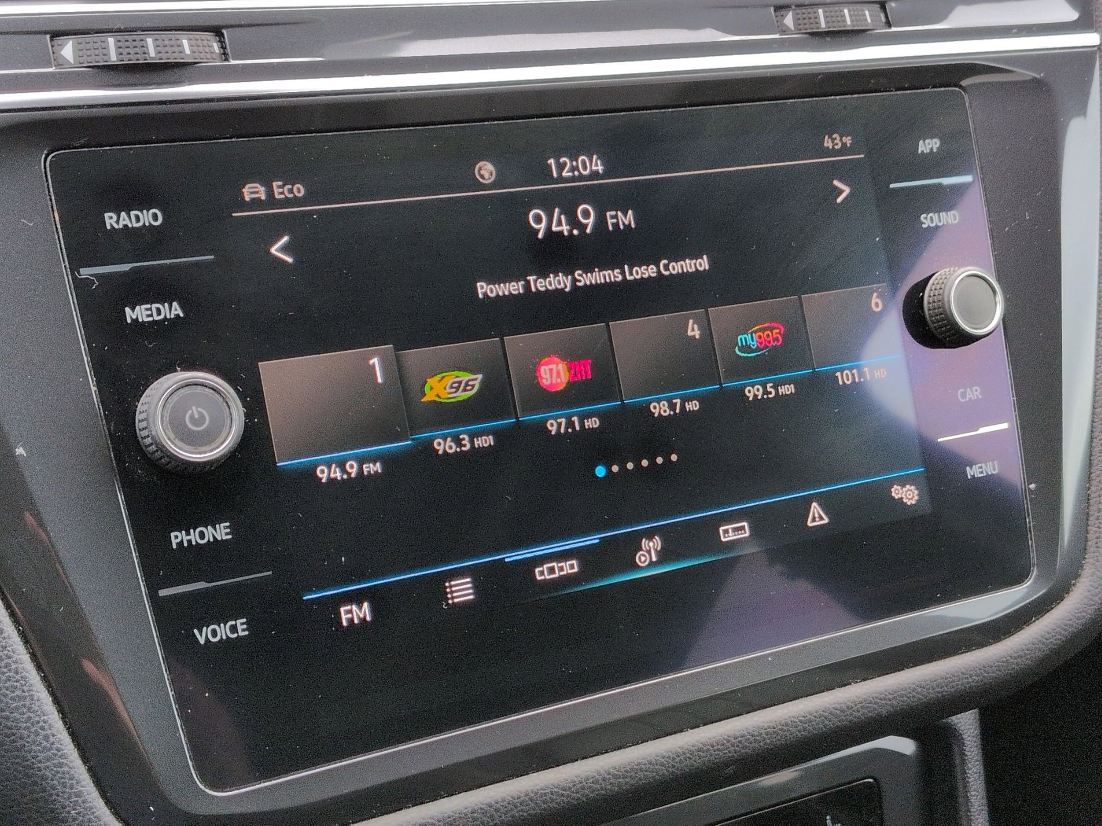 Certified 2022 Volkswagen Tiguan SE R-Line image 25