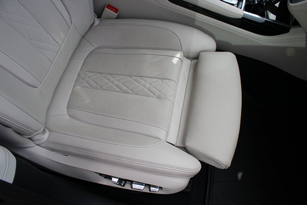 Used 2021 BMW 740i w/ M Sport Package RWD image 14