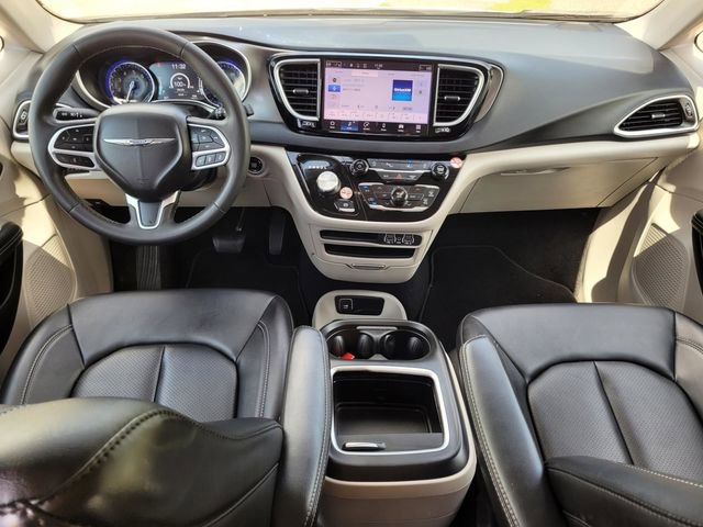 Used 2024 Chrysler Pacifica Touring-L image 13