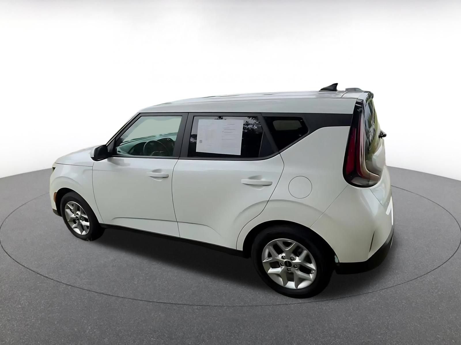 Used 2025 Kia Soul LX w/ LX Technology Package FWD image 10