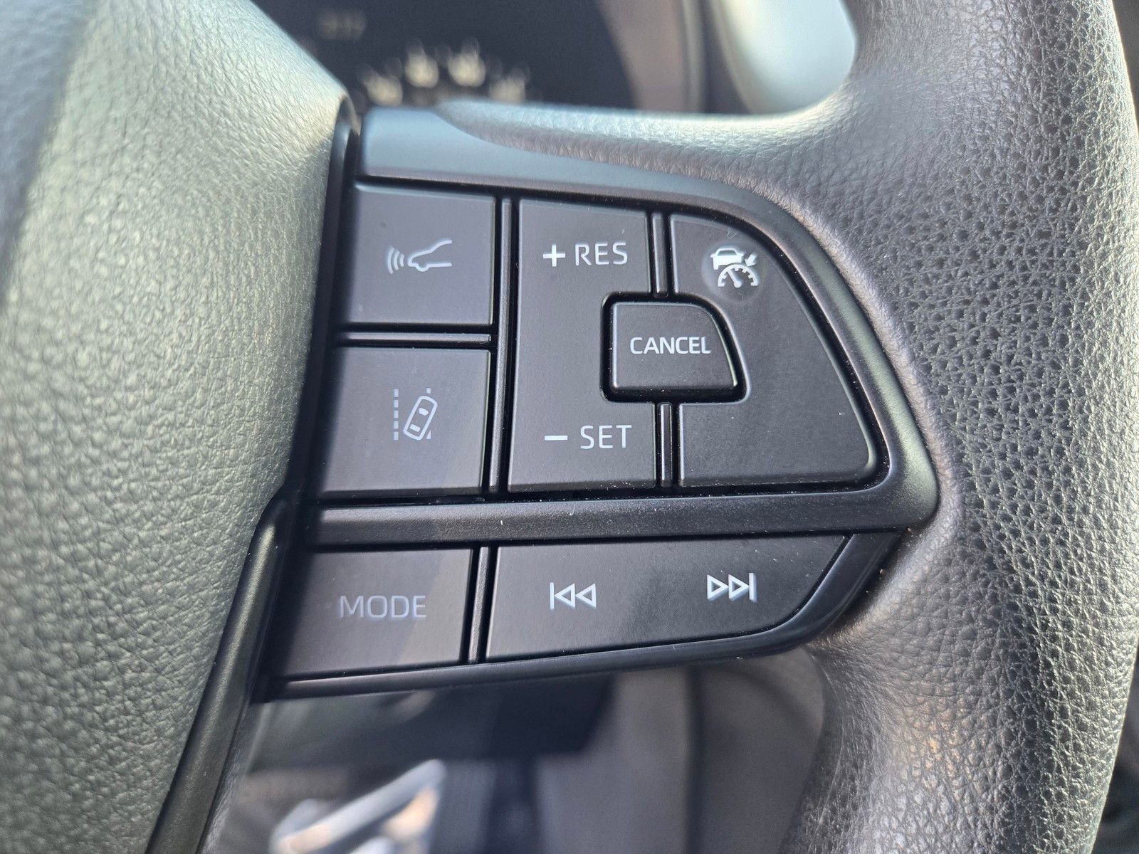 Used 2025 Toyota Sienna LE FWD image 18