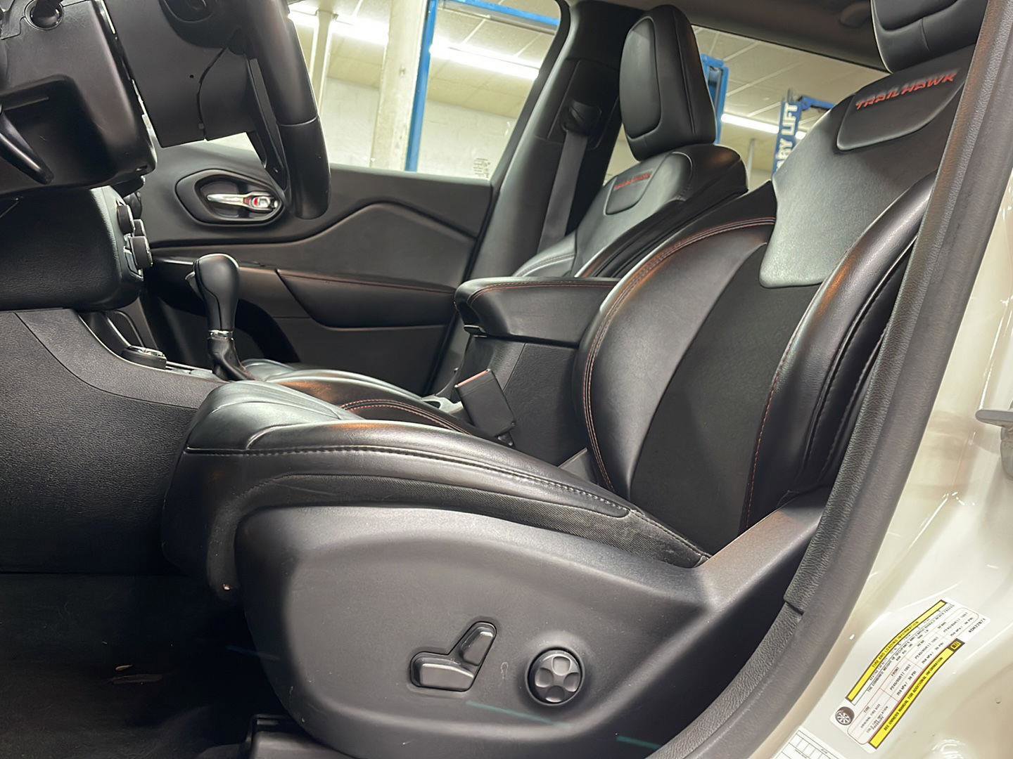 Used 2019 Jeep Cherokee Trailhawk image 11