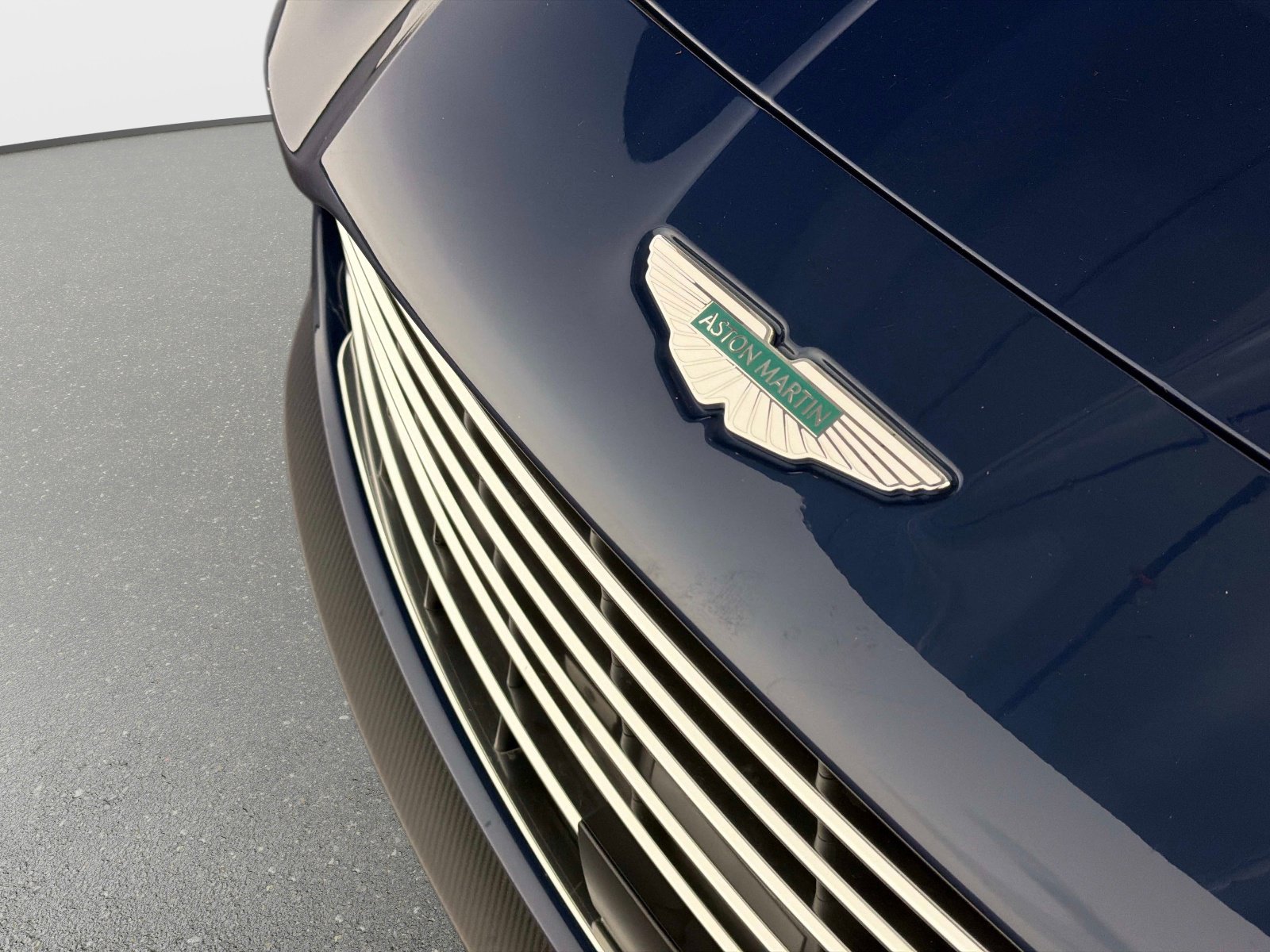 Used 2025 Aston Martin Vanquish image 14