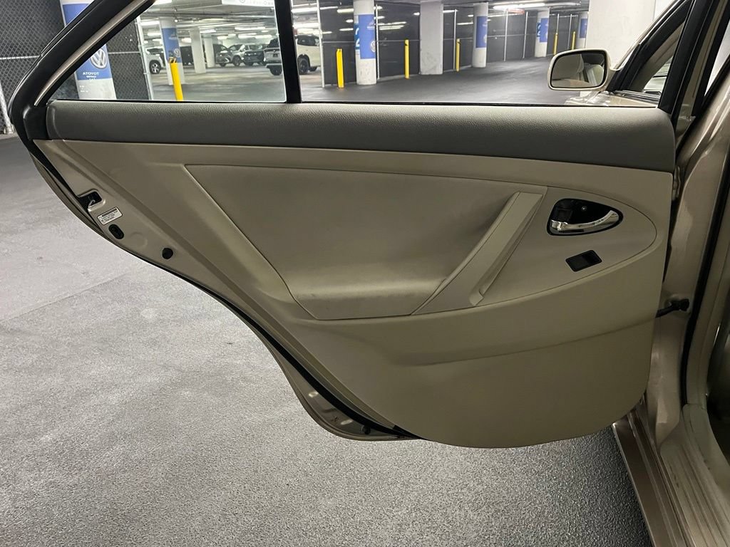 Used 2009 Toyota Camry LE FWD image 16